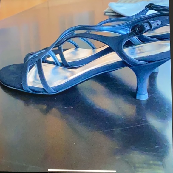 Stuart Weitzman Reversal Sandal - Picture 4 of 8